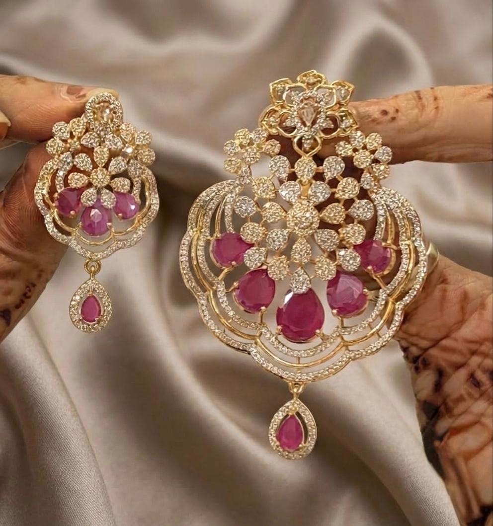 The Noor-Jahan Hasli: Contoured Gold Torc with Scalloped Pavé Medallion Suite